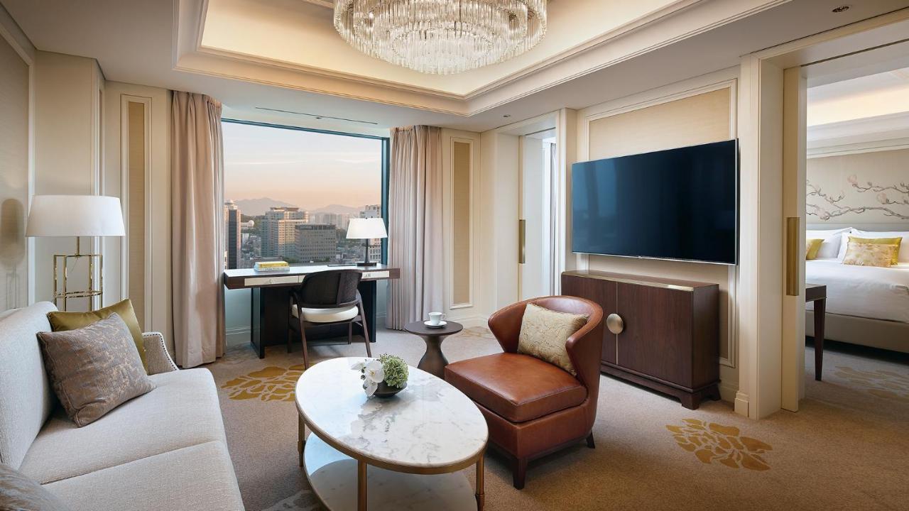 Lotte Hotel Seoul Executive Tower Buitenkant foto A living room in a suite at The Ritz-Carlton, Osaka