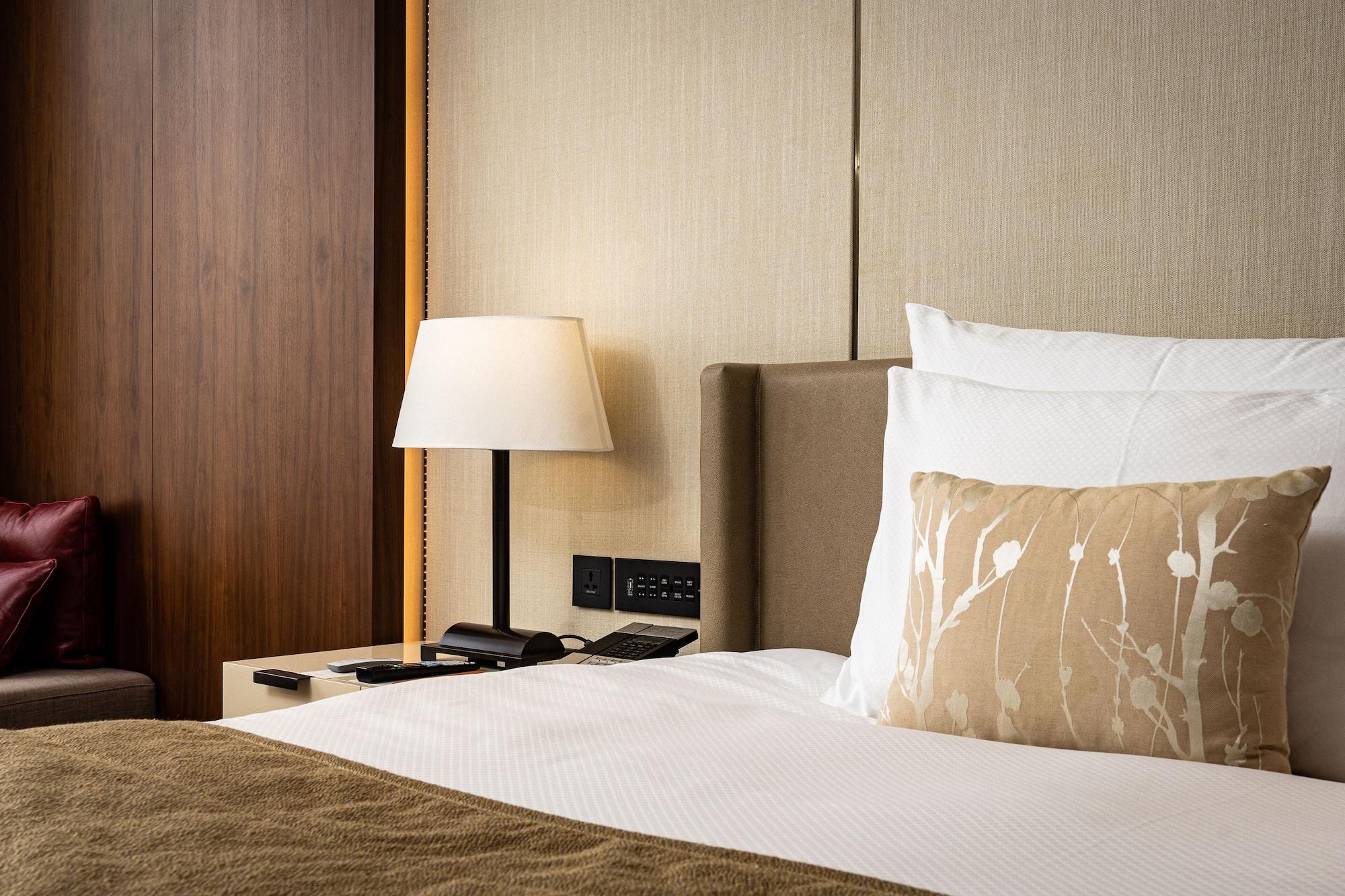 Lotte Hotel Seoul Executive Tower Buitenkant foto A bed with a nightstand