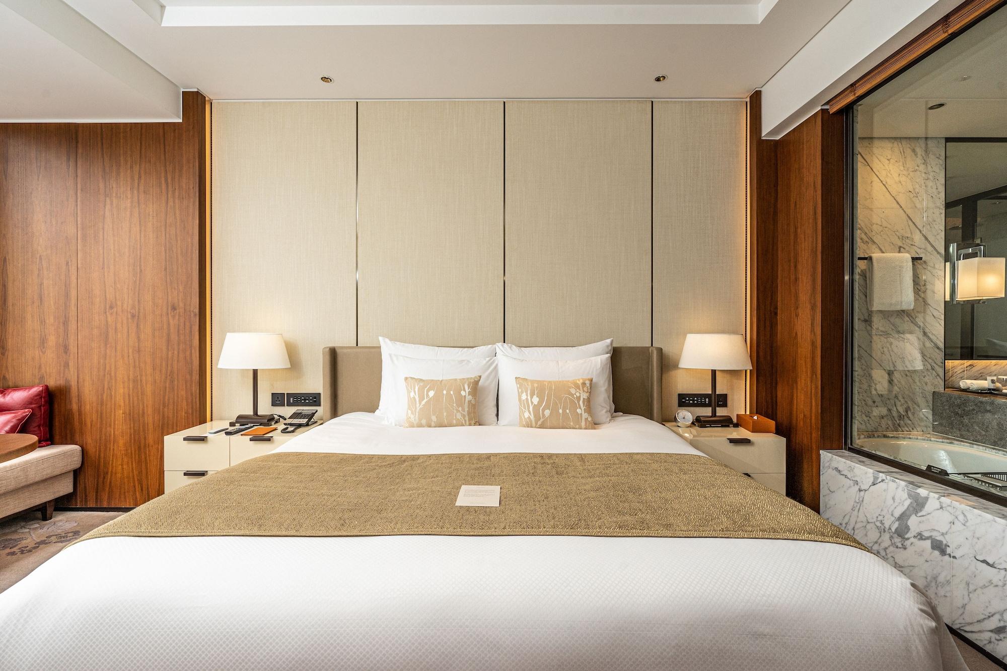 Lotte Hotel Seoul Executive Tower Buitenkant foto A bedroom at the hotel