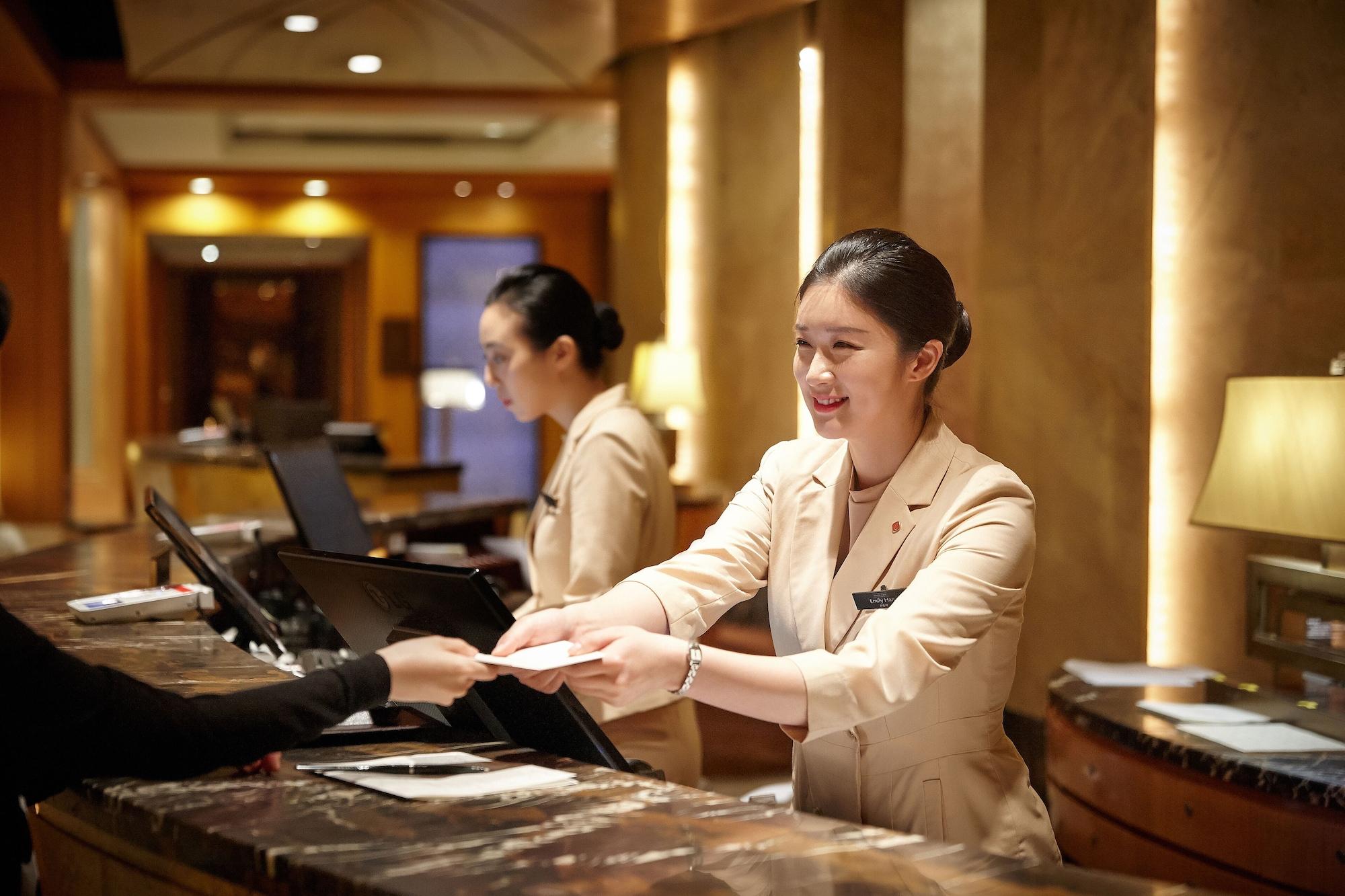 Lotte Hotel Seoul Executive Tower Buitenkant foto A hotel receptionist