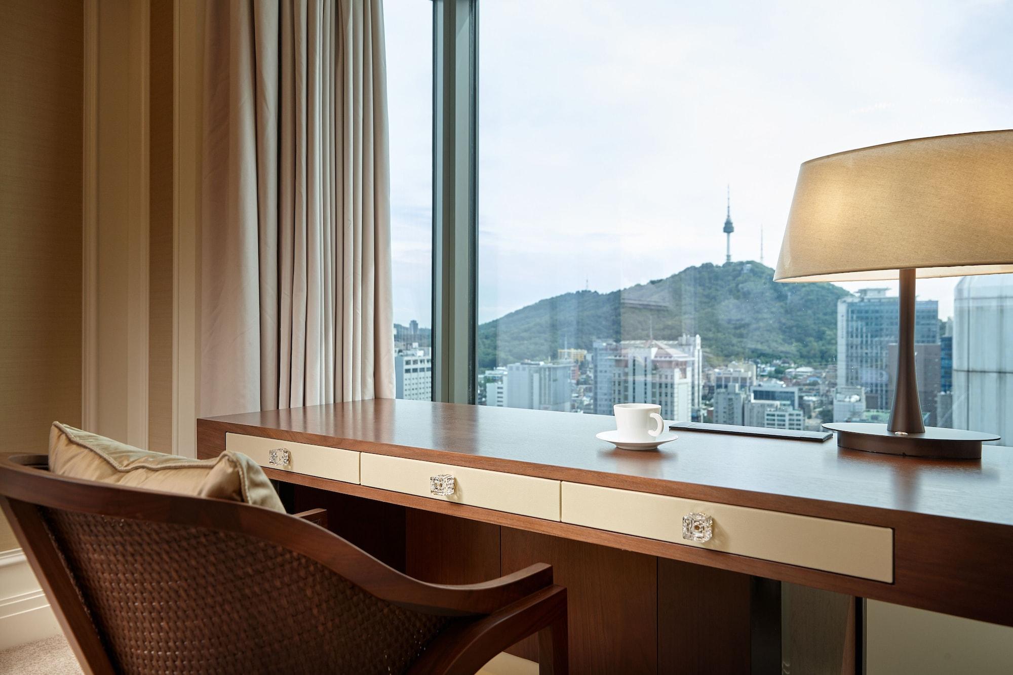 Lotte Hotel Seoul Executive Tower Buitenkant foto A view of N Seoul Tower from the hotel